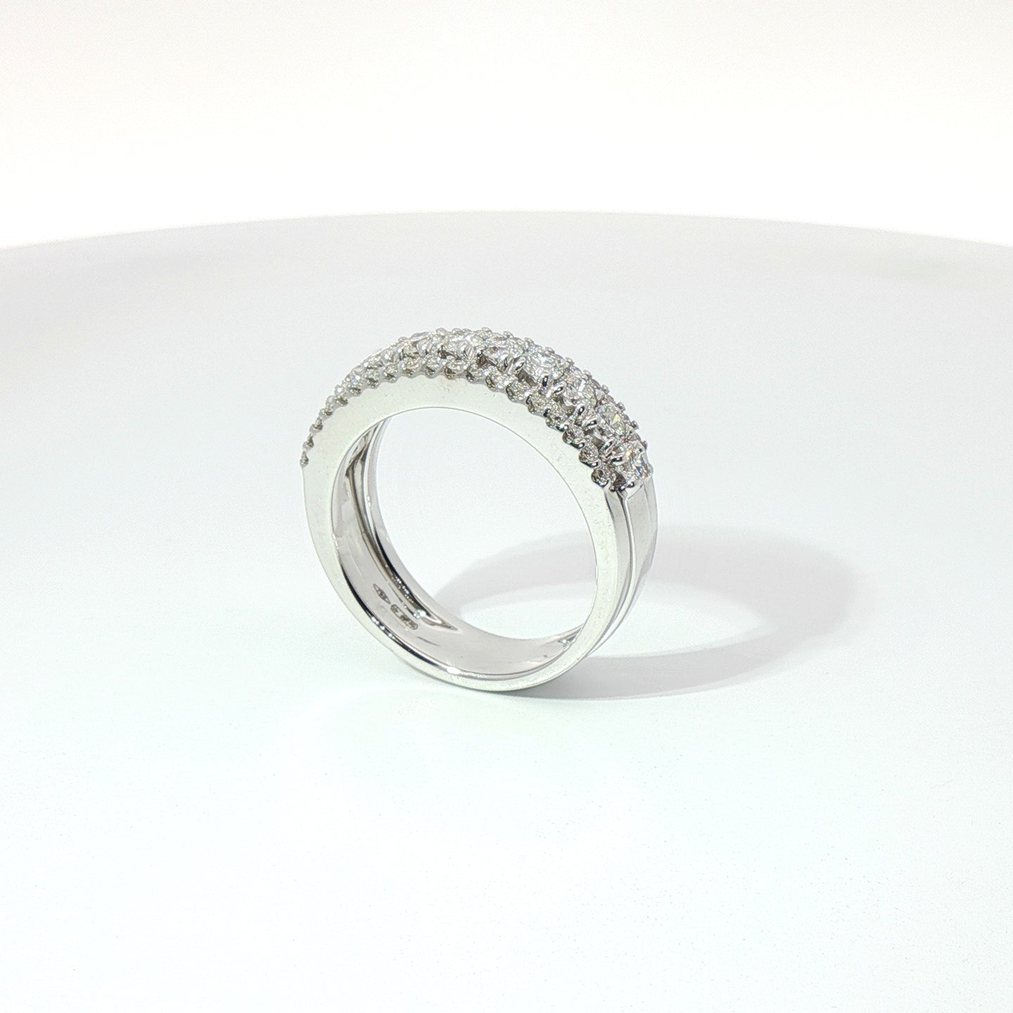 Fascia in oro bianco con diamanti Lab-Grown taglio brillante, 0,97 carati.