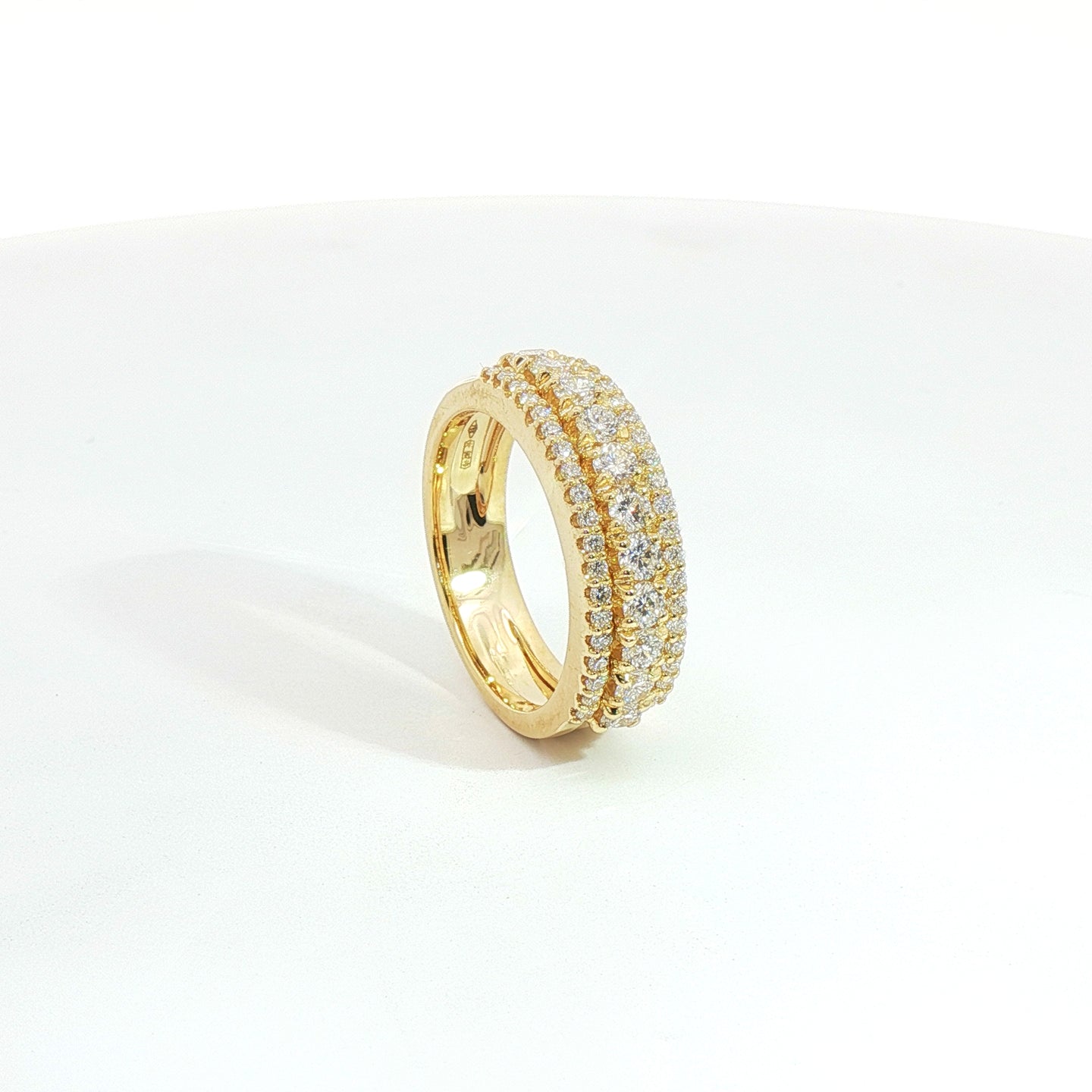 Fascia in oro giallo con diamanti Lab-Grown taglio brillante, 0,97 carati.