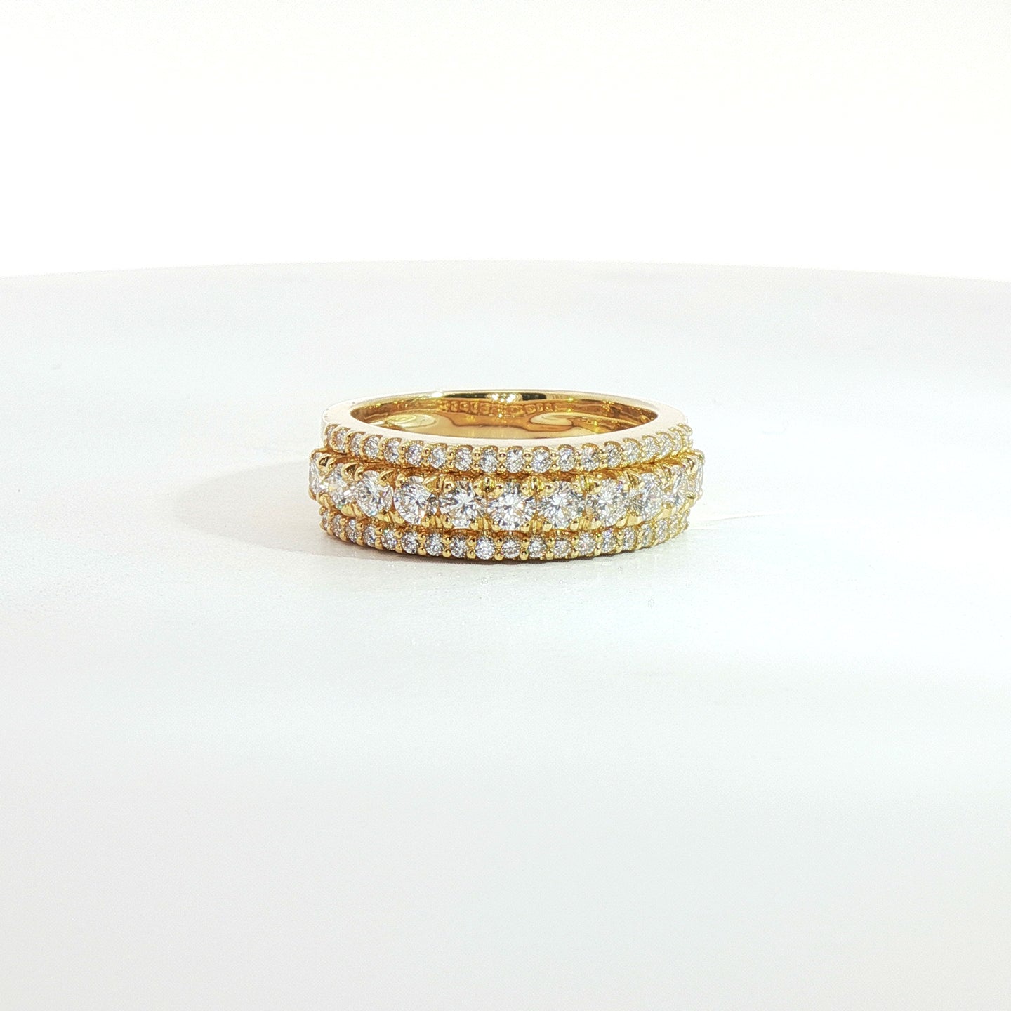 Fascia in oro giallo con diamanti Lab-Grown taglio brillante, 0,97 carati.