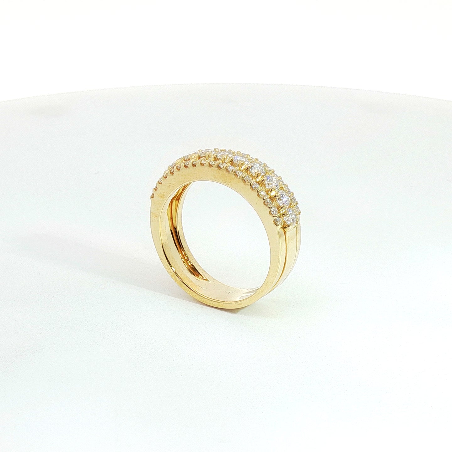 Fascia in oro giallo con diamanti Lab-Grown taglio brillante, 0,97 carati.