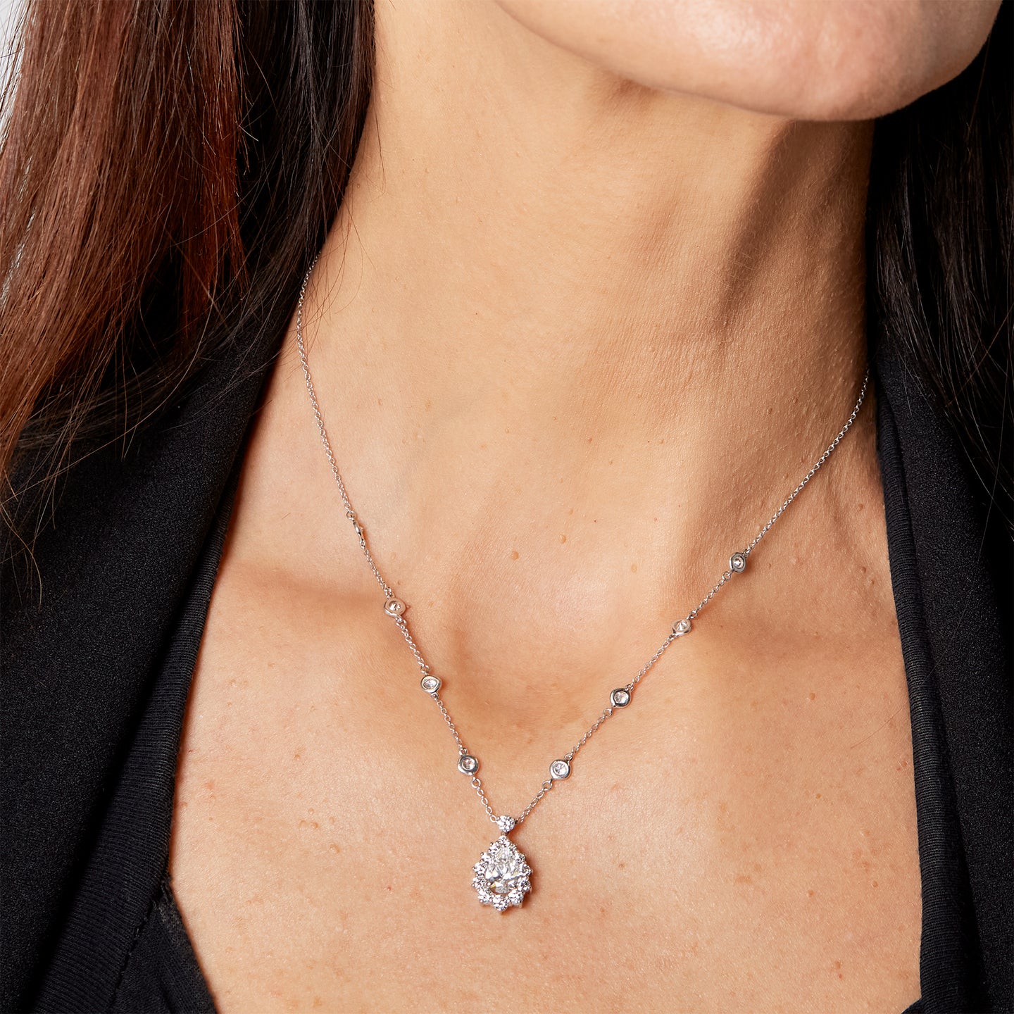 Girocollo a goccia con catena a spot con diamanti lab-grown taglio goccia e taglio brillante, 2,70 carati.