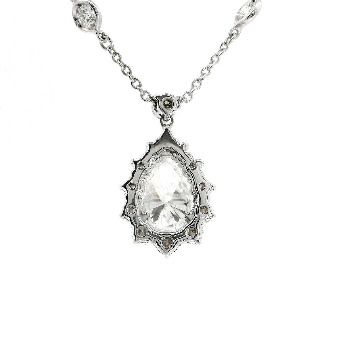 Girocollo a goccia con catena a spot con diamanti lab-grown taglio goccia e taglio brillante, 2,70 carati.