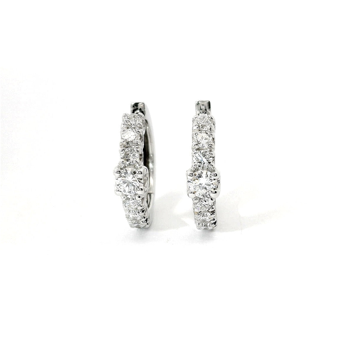 Orecchini a cerchio con spot centrale in oro bianco con diamanti lab-grown taglio brillante, 0,59 carati.