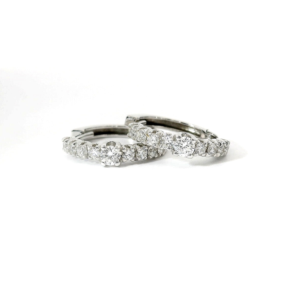 Orecchini a cerchio con centrale in oro bianco con diamanti lab-grown taglio brillante, 0,66 carati.