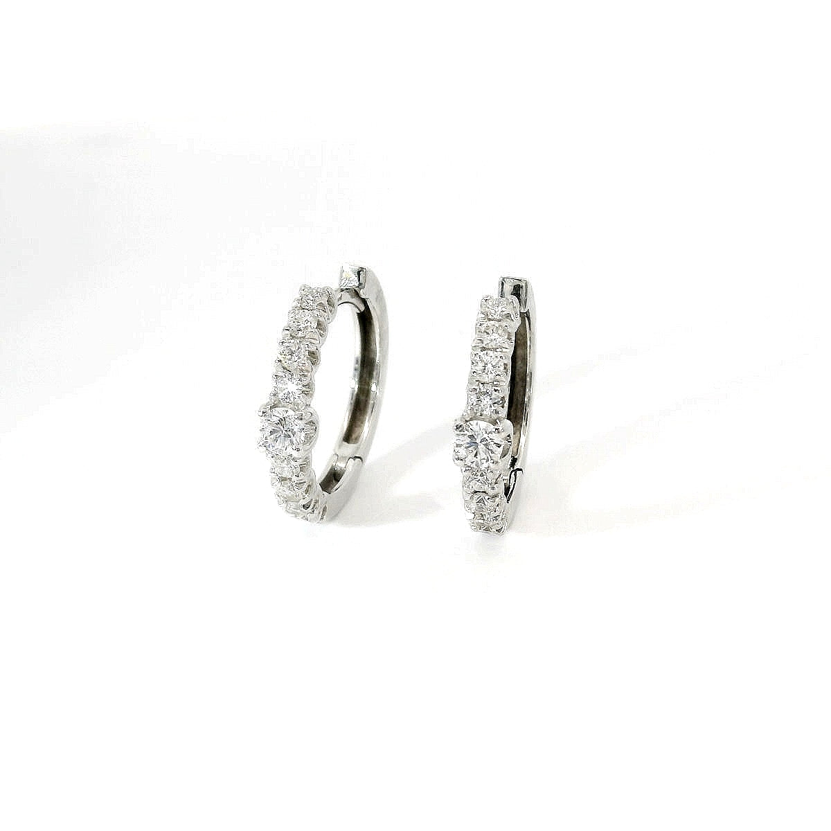 Orecchini a cerchio con centrale in oro bianco con diamanti lab-grown taglio brillante, 0,66 carati.