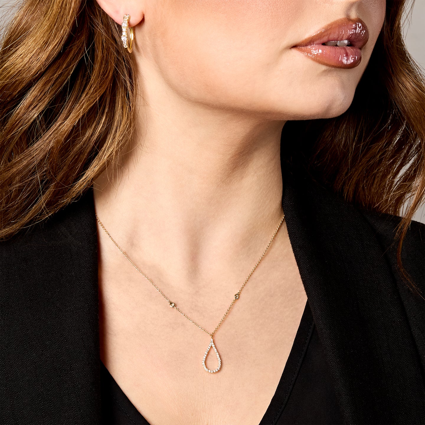 Orecchini a cerchio con spot in oro giallo con diamanti lab-grown taglio brillante, 1,10 carati.