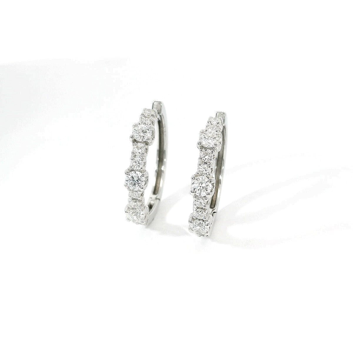 Orecchini a cerchio con spot in oro bianco con diamanti lab-grown taglio brillante, 1,10 carati.