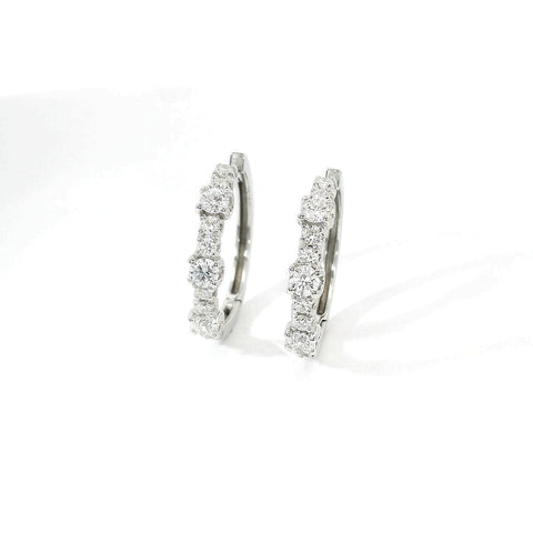 Orecchini a cerchio con spot in oro bianco con diamanti lab-grown taglio brillante, 1,10 carati.