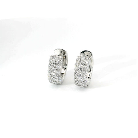 Orecchini a cerchio a pavè in oro bianco con diamanti lab-grown taglio brillante, 1,25 carati.