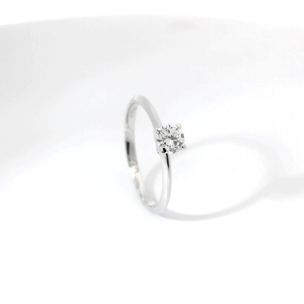 Anello solitario in oro bianco con diamante Lab-Grown taglio brillante, 0,32 carati.