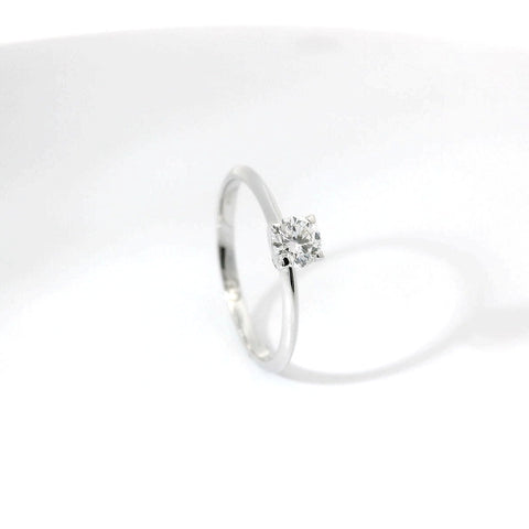 Anello solitario in oro bianco con diamante Lab-Grown taglio brillante, 0,32 carati.