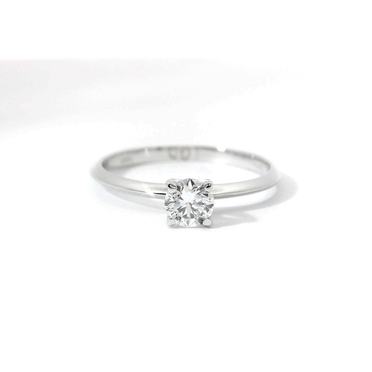 Anello solitario in oro bianco con diamante Lab-Grown taglio brillante, 0,32 carati.