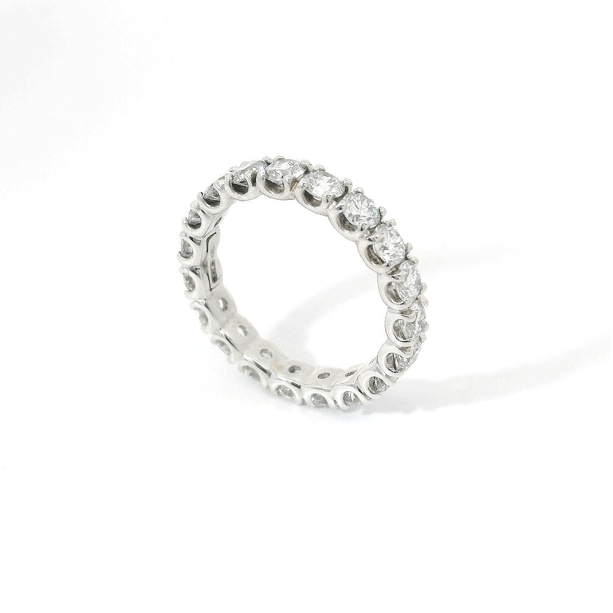 Eternity in oro bianco e diamanti lab-grown taglio brillante, 2,33 carati.