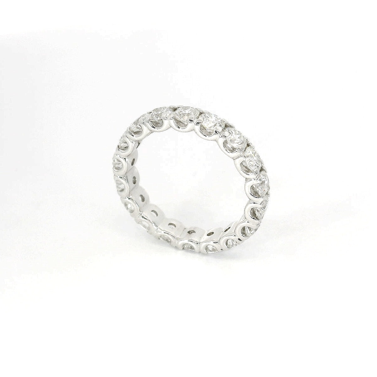 Eternity in oro bianco e diamanti lab-grown taglio brillante, 2,88 carati.