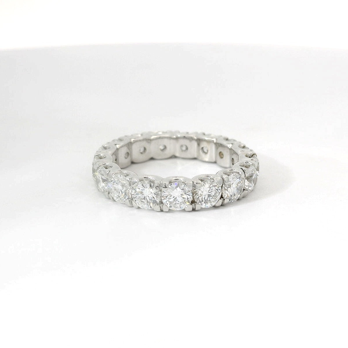 Eternity in oro bianco e diamanti lab-grown taglio brillante, 3,49 carati.