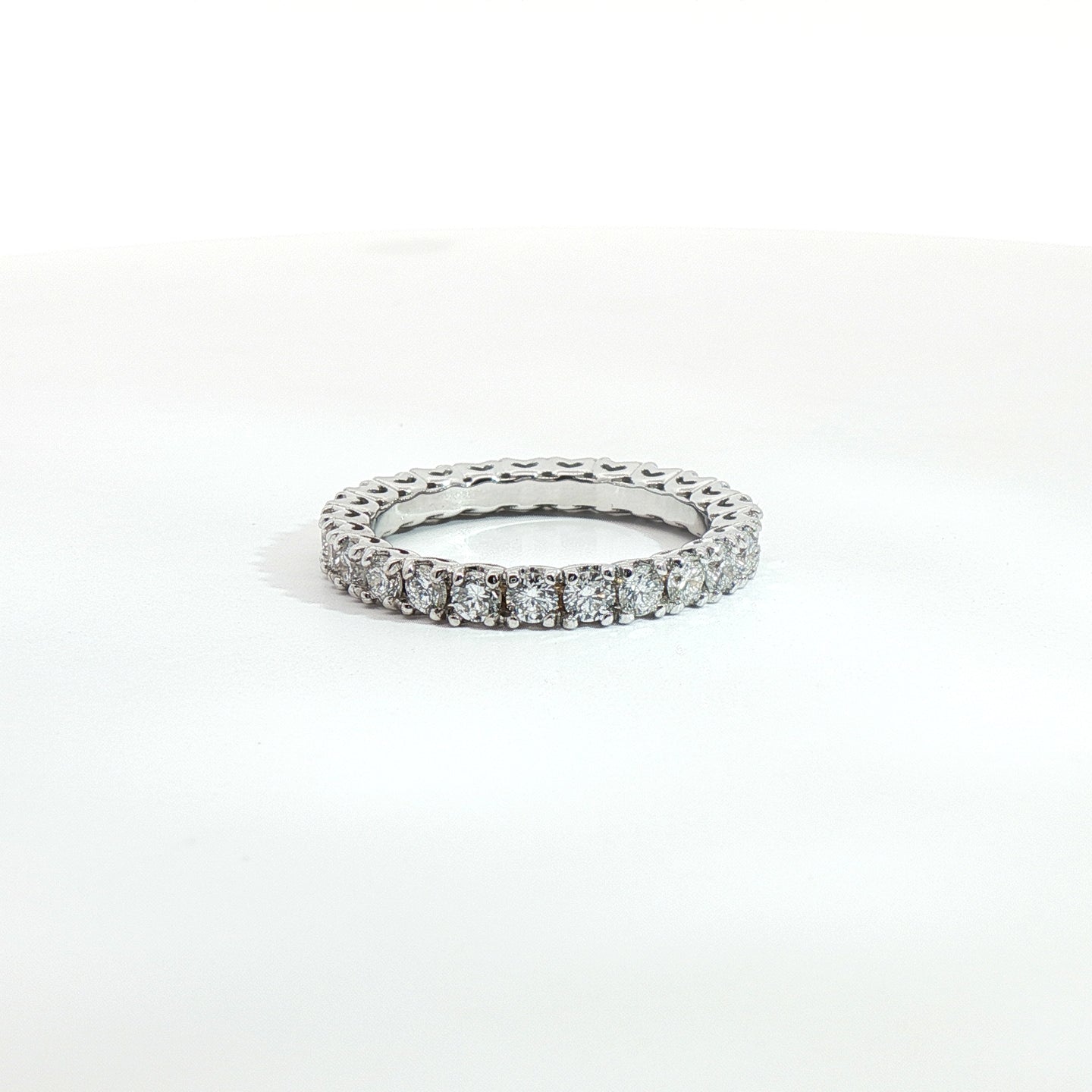 Eternity in oro bianco e diamanti lab-grown taglio brillante, 1,45 carati.