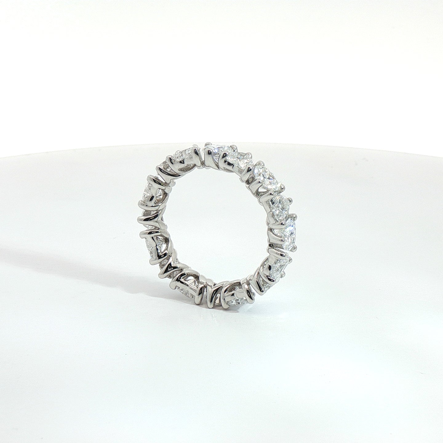 Eternity in oro bianco con diamanti lab-Grown taglio cuore, 5,32 carati.