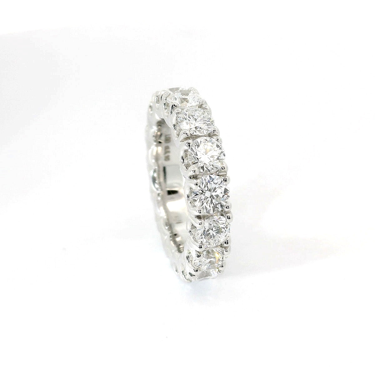 Comfortable eternity ring in white gold and brilliant-cut lab-grown diamonds, 5.10 carats.