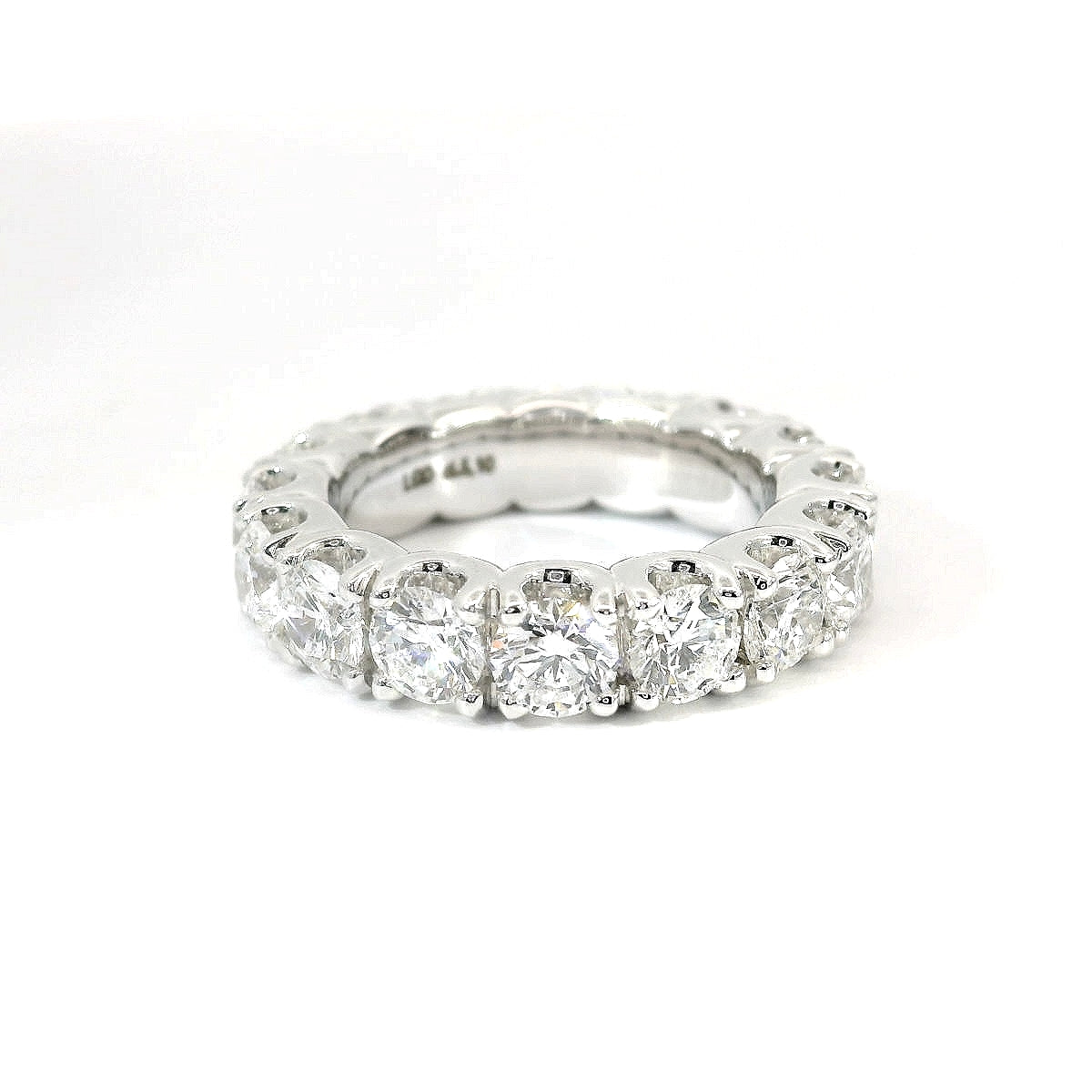 Comfortable eternity ring in white gold and brilliant-cut lab-grown diamonds, 5.10 carats.
