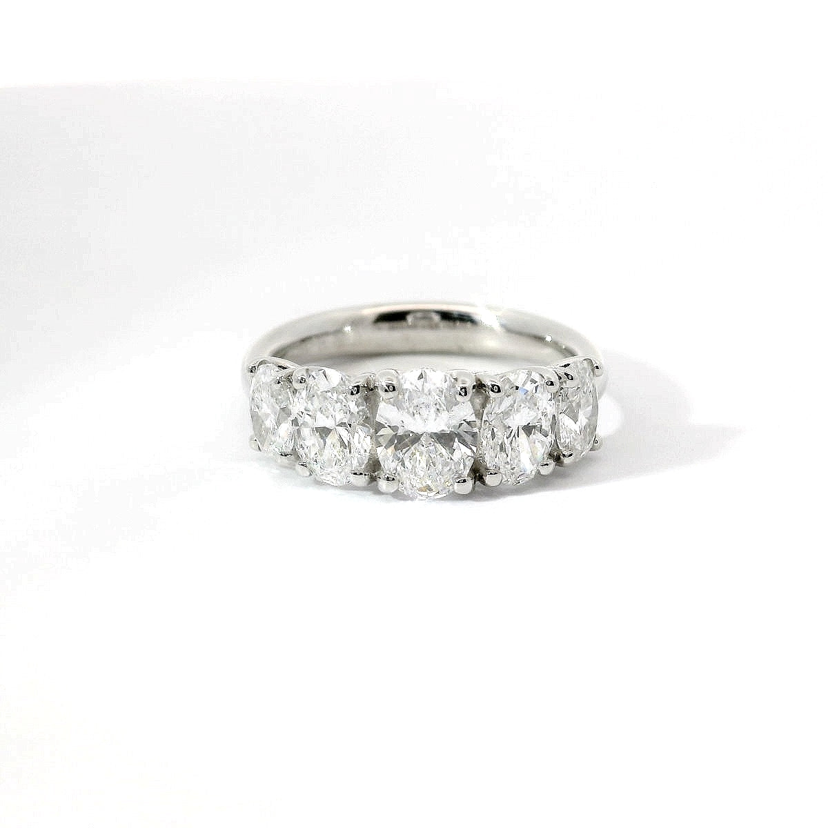 Fedina in oro bianco con diamanti Lab-Grown taglio ovale, 2,32 carati.