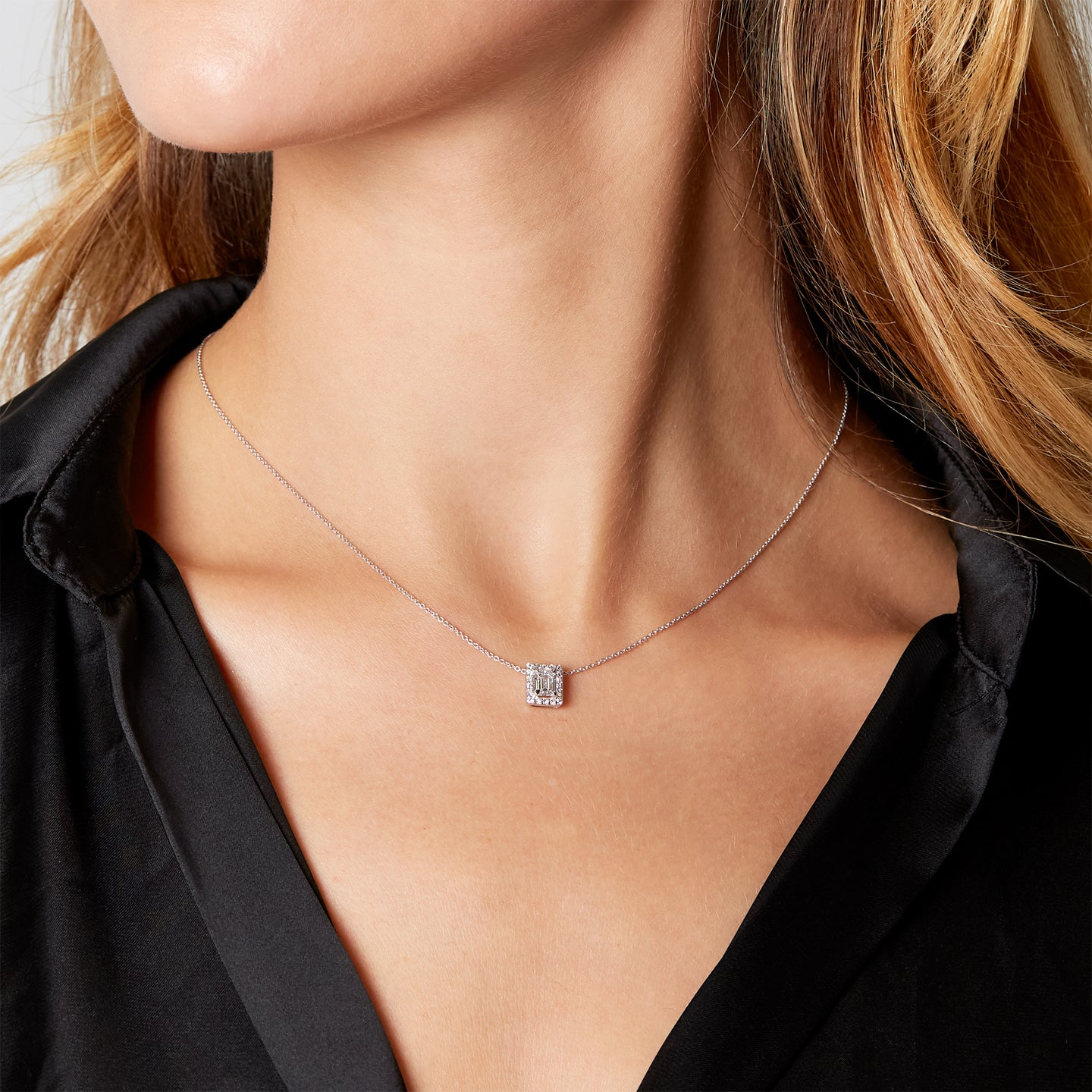 Girocollo in oro bianco con diamante lab-grown taglio smeraldo con contorno di diamanti lab-grown taglio brillante 0,85 carati.