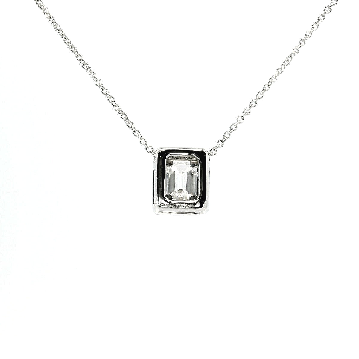 Girocollo in oro bianco con diamante lab-grown taglio smeraldo con contorno di diamanti lab-grown taglio brillante 0,85 carati.