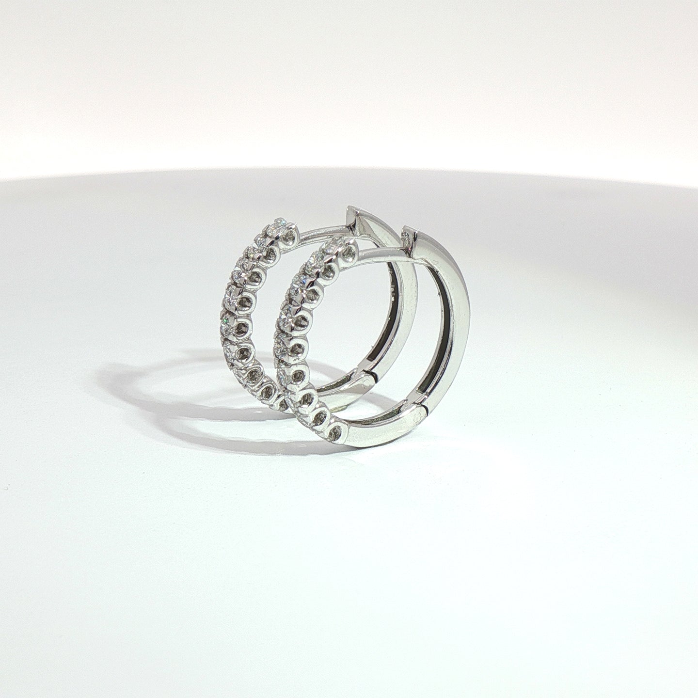 Orecchini cerchio in oro bianco con diamanti Lab-Grown taglio brillante, 0,50 carati.