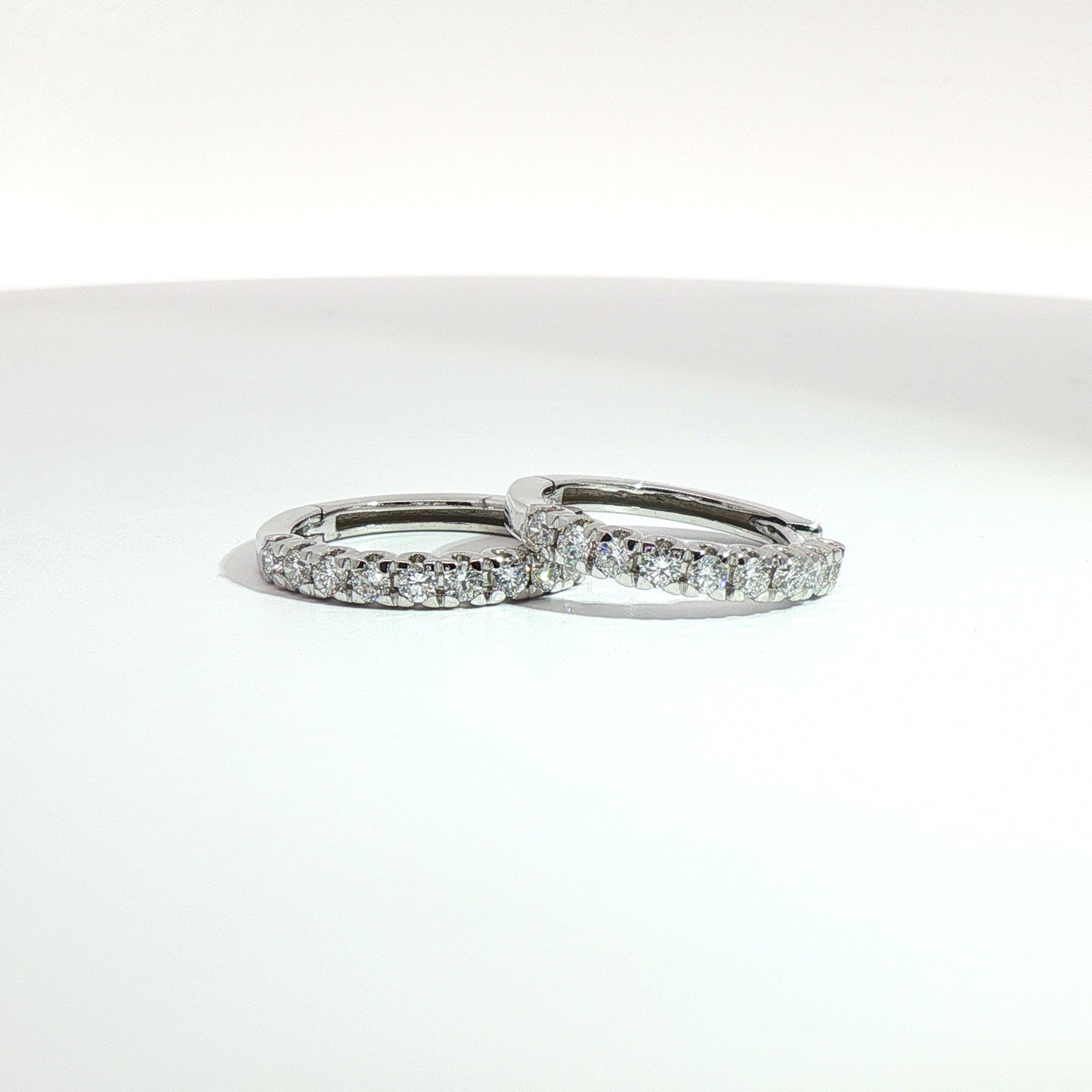 Orecchini cerchio in oro bianco con diamanti Lab-Grown taglio brillante, 0,50 carati.