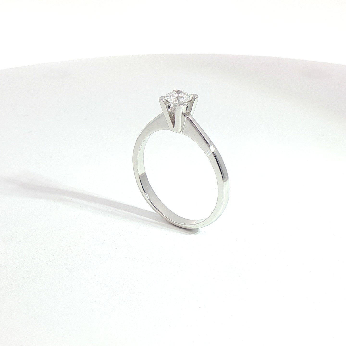 Solitario in oro bianco con diamante Lab-Grown taglio brillante 0,31 carati.