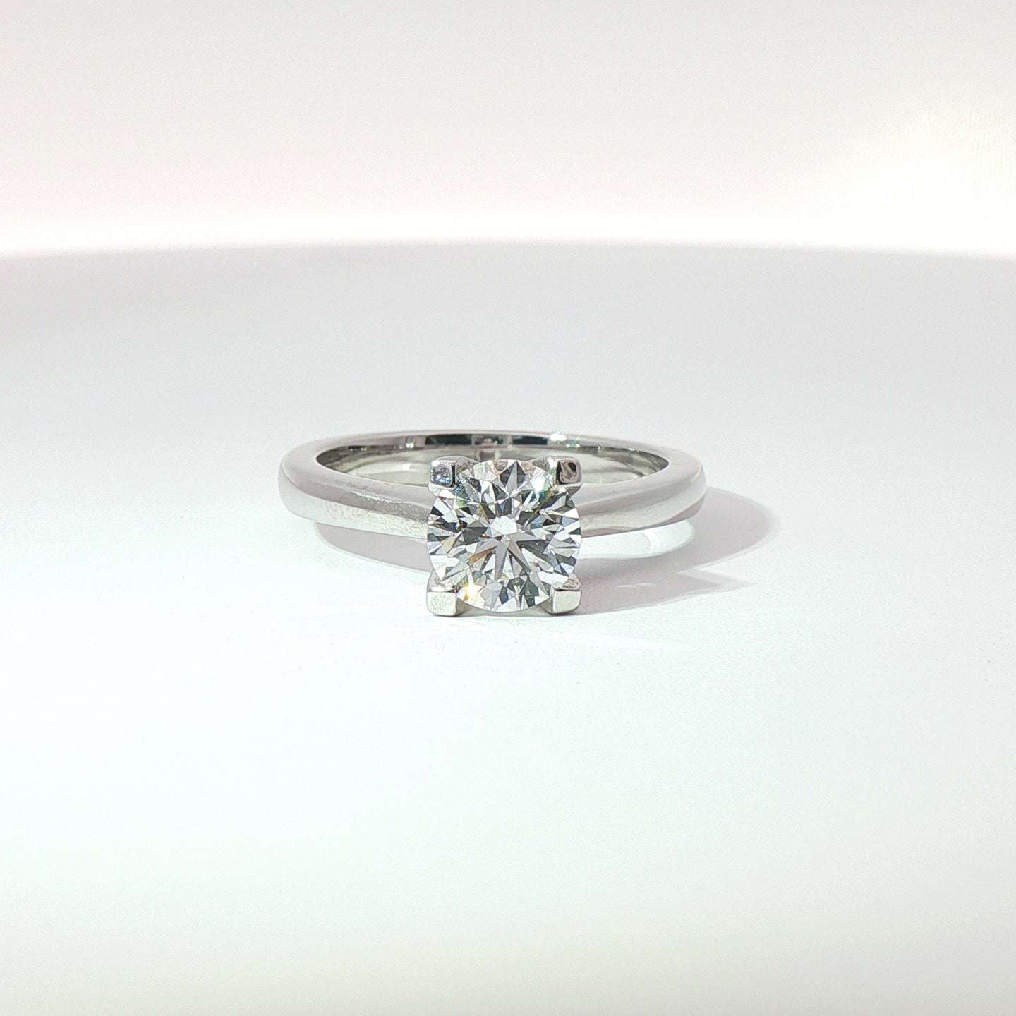 Solitario in oro bianco con diamante Lab-Grown taglio brillante, 1,12 carati.