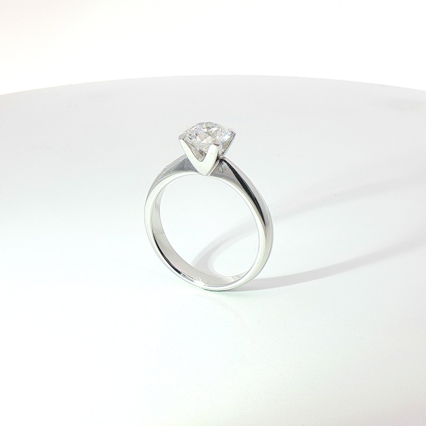 Solitario in oro bianco con diamante Lab-Grown taglio brillante, 1,17 carati.