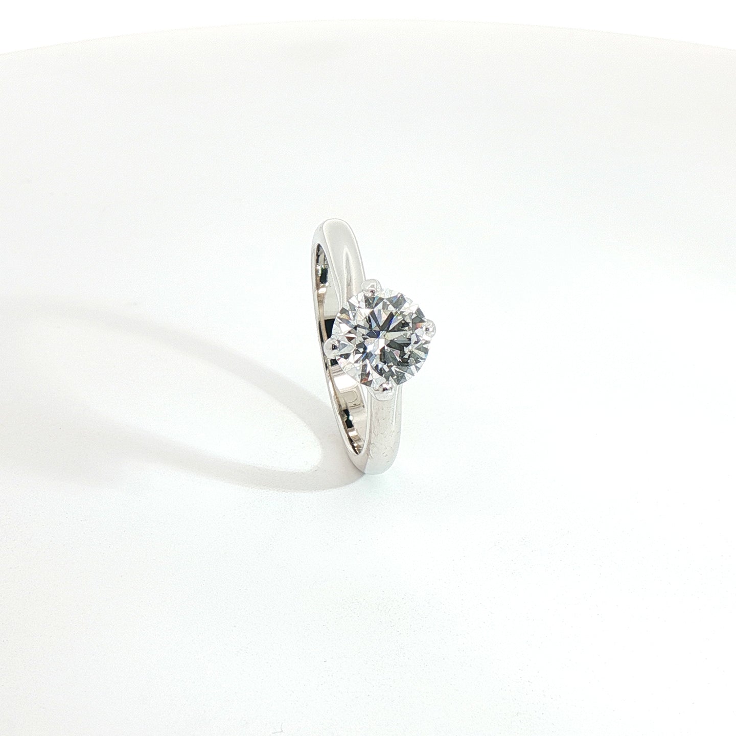 Solitario in oro bianco con diamante Lab-grown taglio brillante, 1,38 carati.