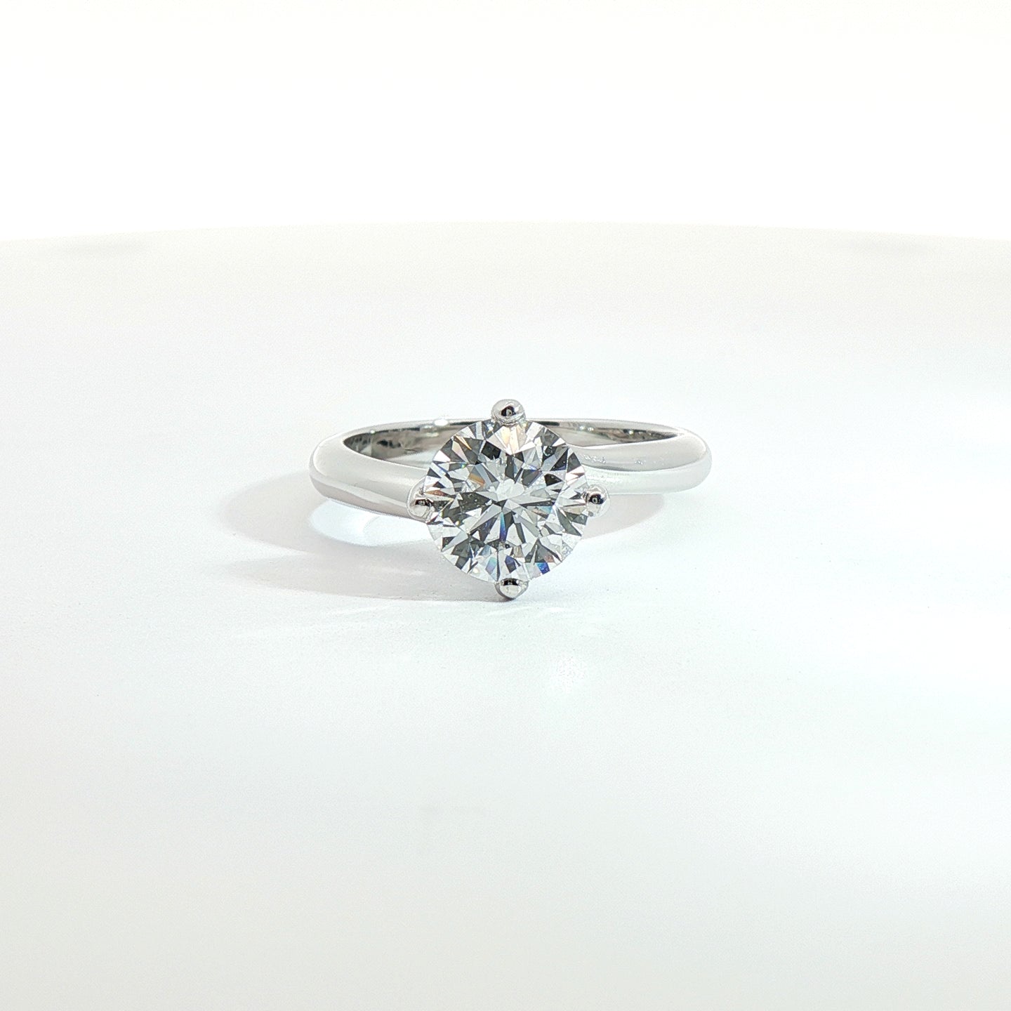 Solitario in oro bianco con diamante Lab-Grown taglio brillante, 1,63 carati.