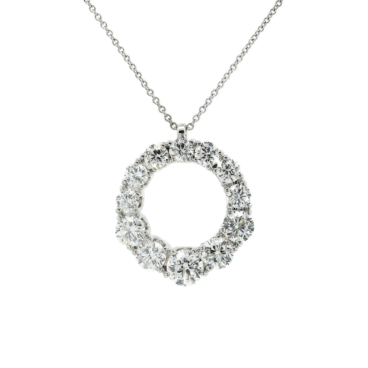 Girocollo con cerchio a gradazione in oro bianco e diamanti lab-grown taglio brillante, 5,48 carati.