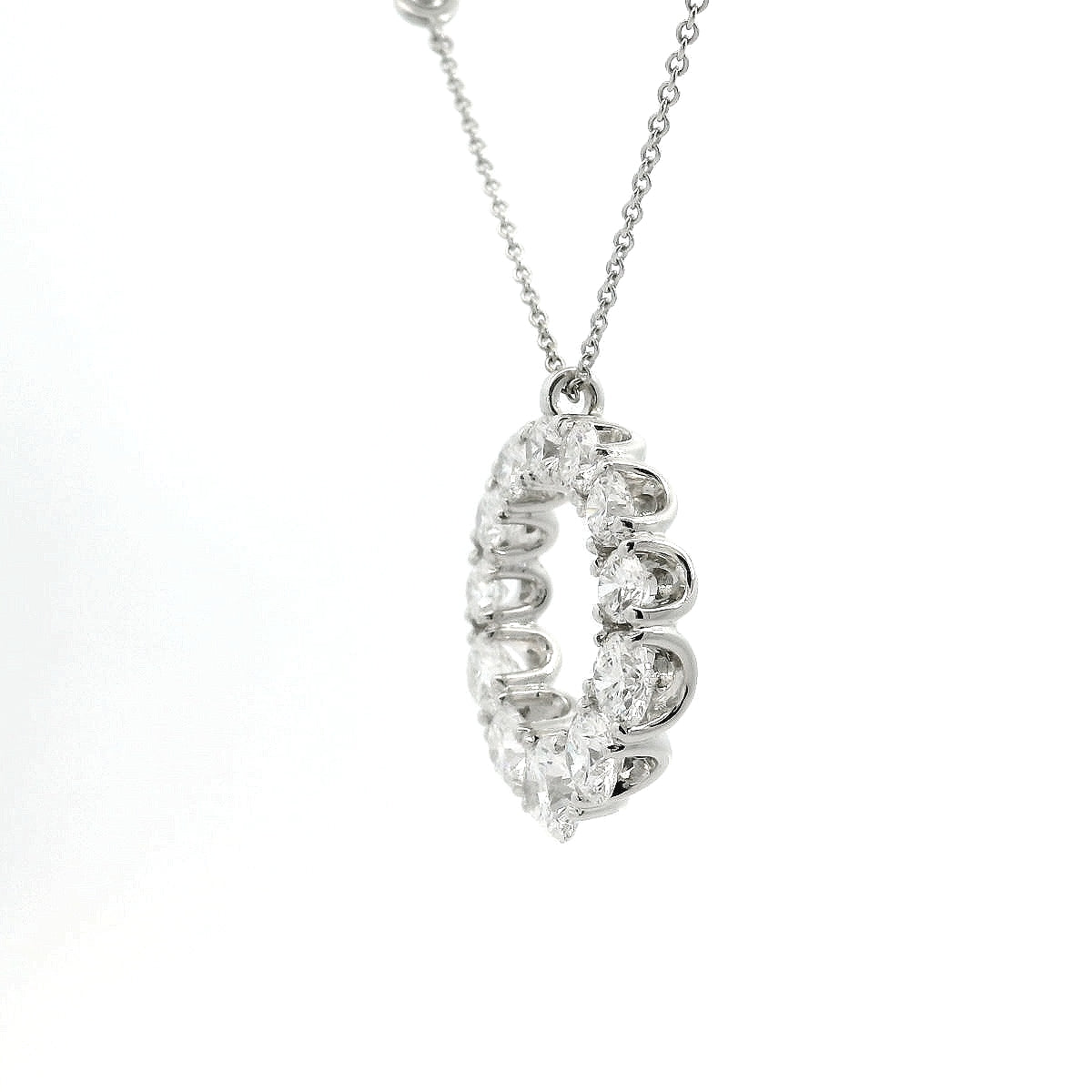 Girocollo con cerchio a gradazione in oro bianco e diamanti lab-grown taglio brillante, 5,48 carati.