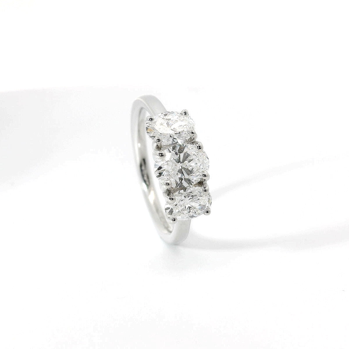 Trilogy in oro bianco con diamanti Lab-Grown taglio ovale, 1,73 carati.