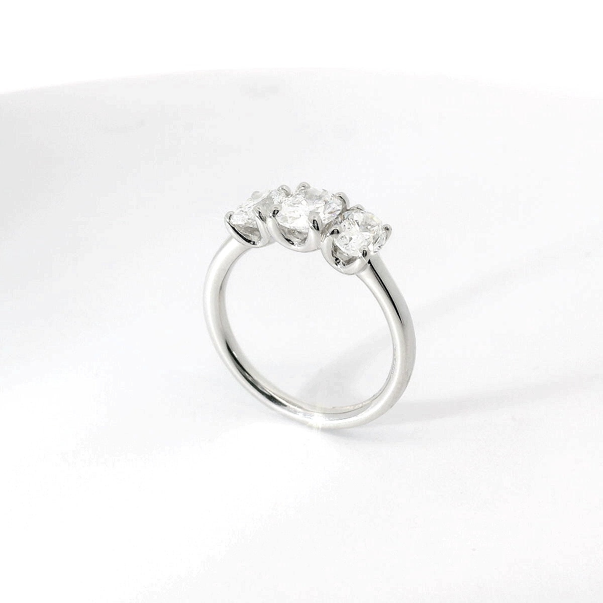Trilogy in oro bianco con diamanti Lab-Grown taglio ovale, 1,73 carati.