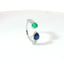 Anello in oro bianco con smeraldo, zaffiro e diamanti Lab-Grown.