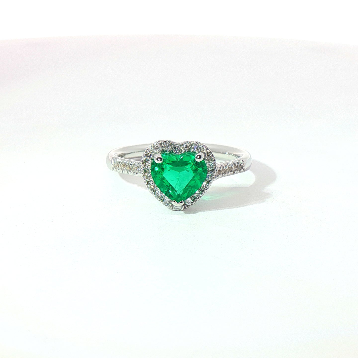 Anello in oro bianco con smeraldo Lab-Grown taglio cuore e diamanti Lab-Grown taglio brillante.