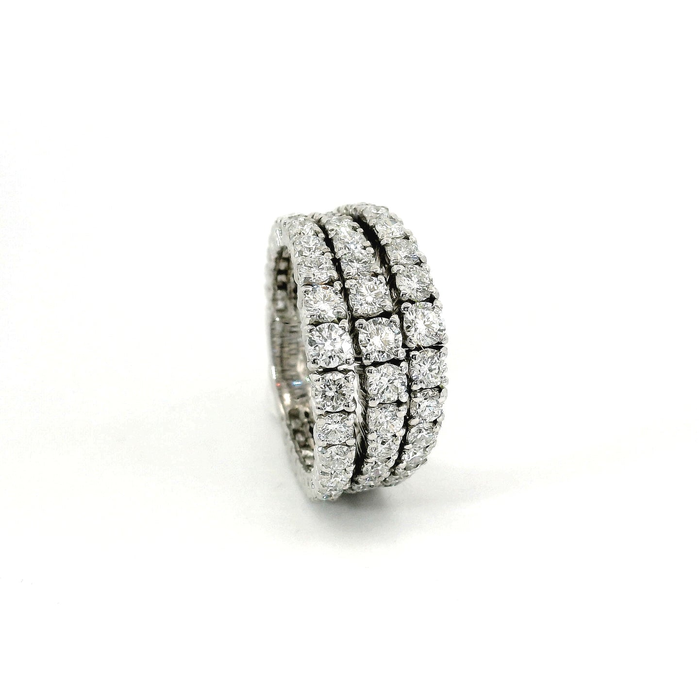 Fascia morbida a gradazione in oro bianco con diamanti lab-grown taglio brillante, 2,47 carati.