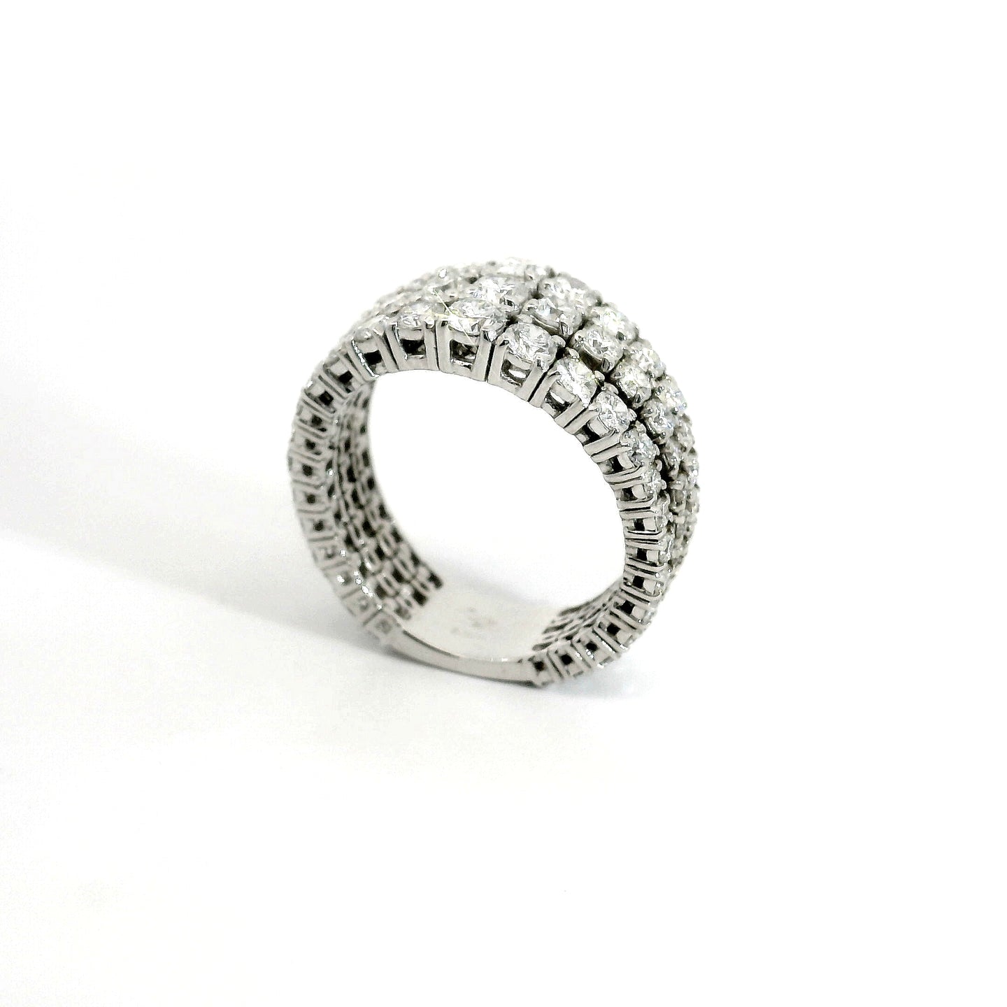 Fascia morbida a gradazione in oro bianco con diamanti lab-grown taglio brillante, 2,47 carati.