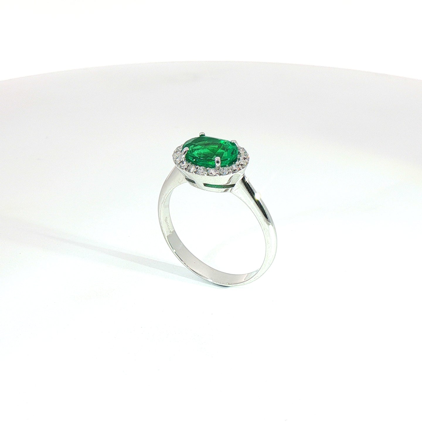 Anello in oro bianco con smeraldo Lab-Grown taglio ovale e diamanti Lab-Grown taglio brillante.