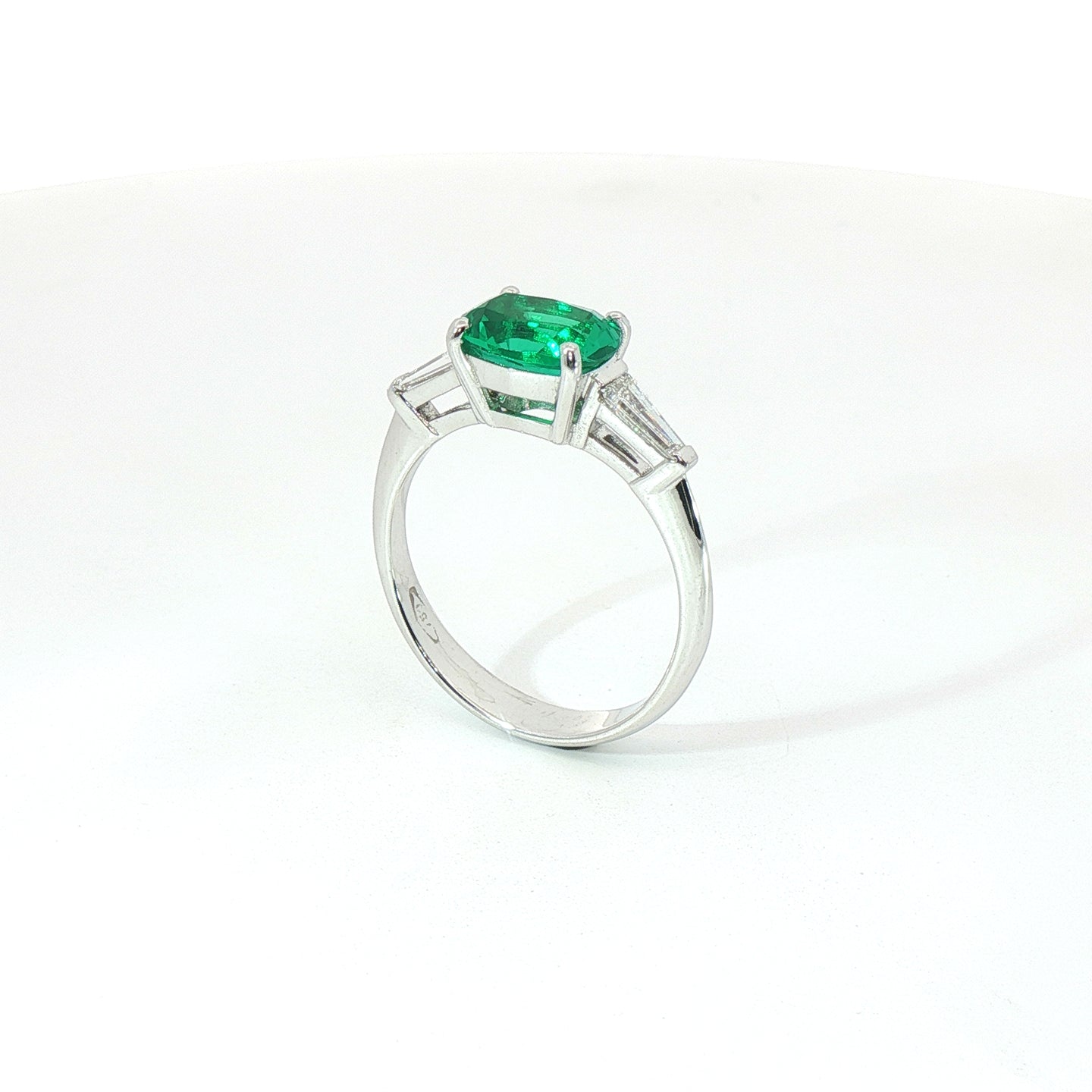 Anello in oro bianco con smeraldo Lab-Grown taglio ovale e diamanti Lab-Grown taglio taper.