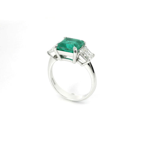 Trilogy in oro bianco con smeraldo lab-grown e diamanti lab-grown taglio asscher.