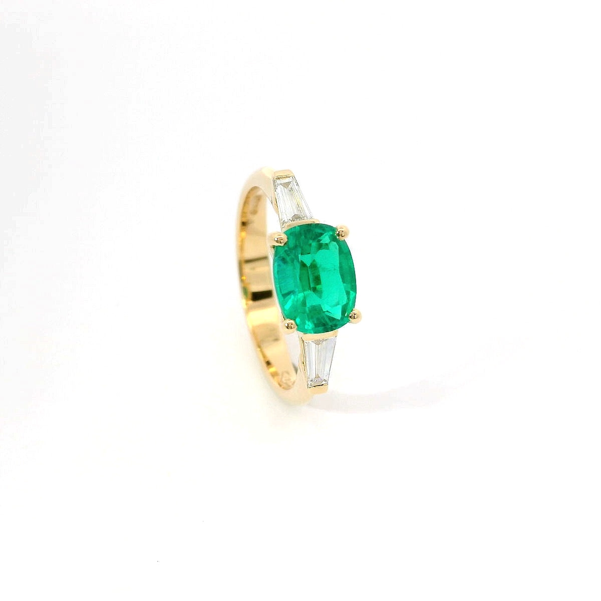 Anello in oro giallo con smeraldo Lab-Grown e diamanti lab-Grown taglio taper.