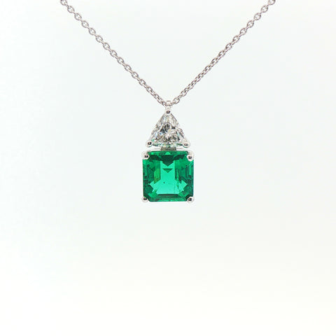Girocollo in oro bianco con smeraldo Lab-Grown taglio asscher e diamante Lab-Grown taglio trillion.