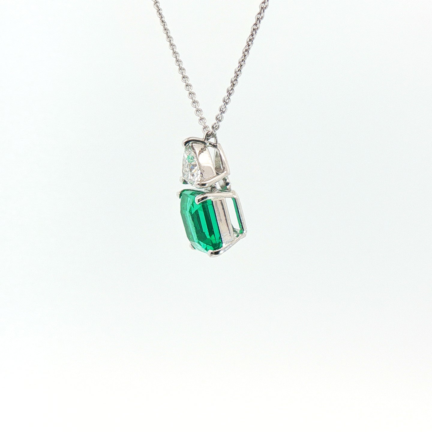 Girocollo in oro bianco con smeraldo Lab-Grown taglio asscher e diamante Lab-Grown taglio trillion.