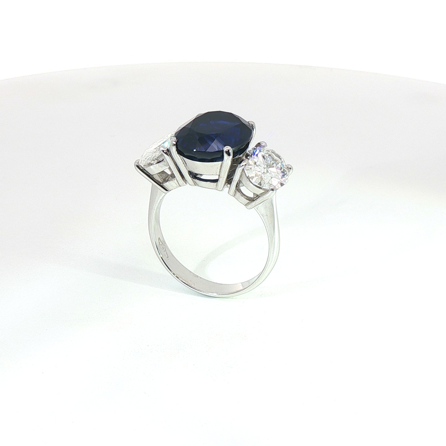 Trilogy in oro bianco con zaffiro Lab-Grown taglio ovale e diamanti Lab-Grown taglio ovale.