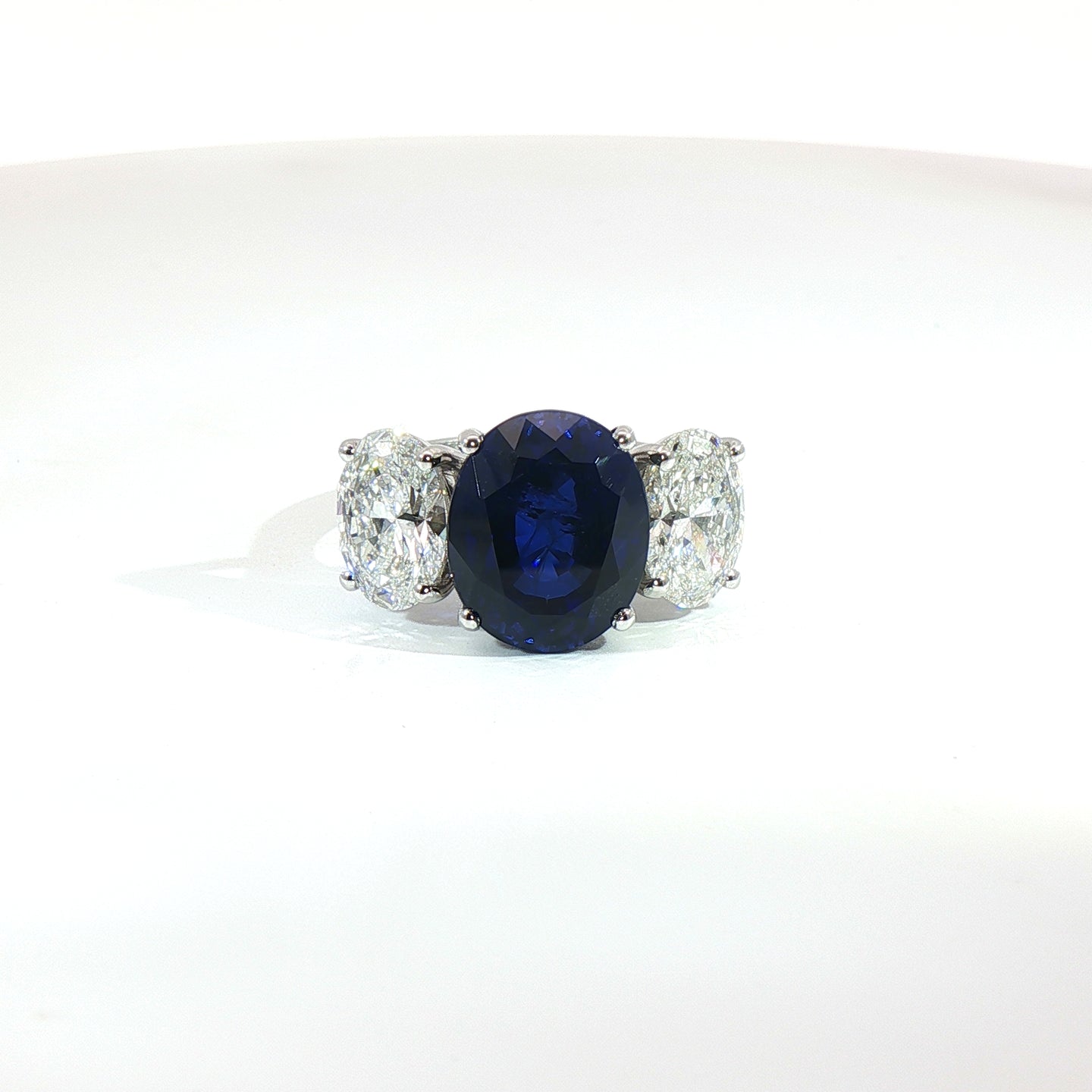 Trilogy in oro bianco con zaffiro Lab-Grown taglio ovale e diamanti Lab-Grown taglio ovale.