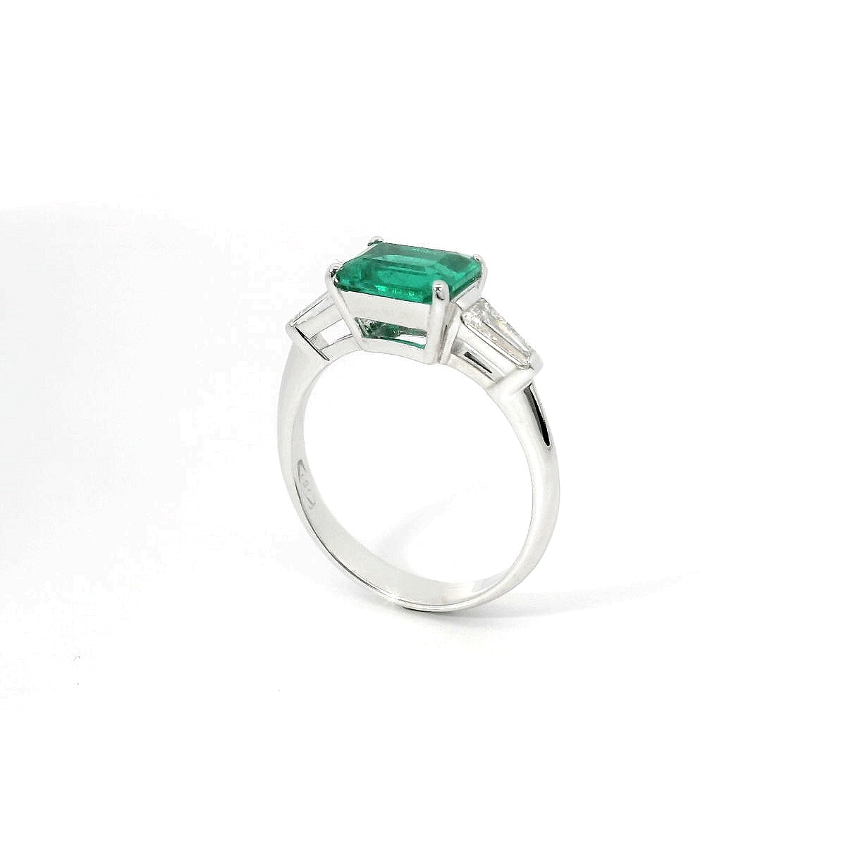 Anello in oro bianco con smeraldo Lab-Grown e diamanti Lab-Grown taglio taper.